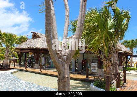 Puerto Plata, DR - 10. Januar 2022: Geschäfte im Kreuzfahrthafen Taino Bay in Puerto Plata, Dominikanische Republik. Stockfoto