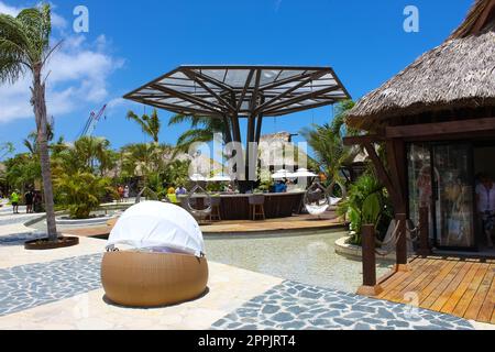 Puerto Plata, DR - 10. Januar 2022: Geschäfte im Kreuzfahrthafen Taino Bay in Puerto Plata, Dominikanische Republik. Stockfoto