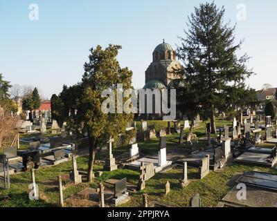 Sremska Mitrovica, Serbien, 25. Februar 2021. Christliche Stadt, moderner Friedhof. Gräber mit Steindenkmälern und Kreuzen. Grabsteine aus Granit. Krypta oder Kapelle. Beerdigungs- oder Halloween-Thema Stockfoto