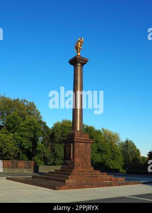 Petrozavodsk, Karelien, 3. August 2022 Monument-Stele Stadt des militärischen Ruhms, Ehrentitel. Granitsäule mit einem bronzefarbenen Adler. Podest auf der Gasse der Schwesterstädte, Kirov Square Stockfoto