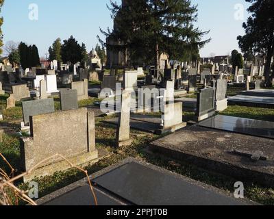 Sremska Mitrovica, Serbien, 25. Februar 2021. Christliche Stadt, moderner Friedhof. Gräber mit Steindenkmälern und Kreuzen. Grabsteine aus Granit. Krypta oder Kapelle. Beerdigungs- oder Halloween-Thema Stockfoto