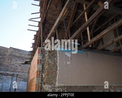 Wiederaufbau und Renovierung eines alten Hauses. Umbau und Wiederaufbau des Gebäudes. Hartholzböden und Balken in der Decke und im Dachboden. Bauarbeiten im Gange. Stockfoto