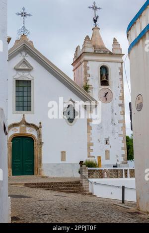 Blick auf die Kirche unserer Lieben Frau zur Himmelfahrt der Alten, ein gemütliches Dorf an der Algarve in Portugal. Stockfoto