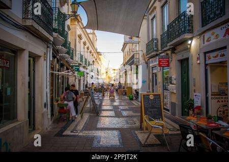 Blick auf eine gemütliche Straße mit Restaurants und Bars in der Altstadt von Faro, Porutgal Stockfoto