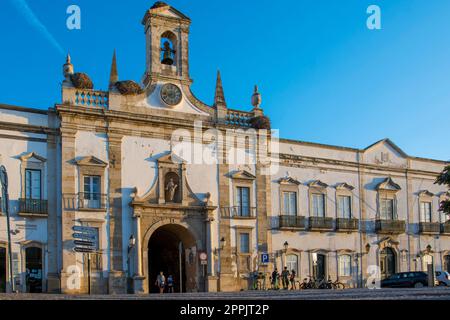 Blick auf Arco da Vila in Faro, Portugal. Neoklassizistischer Bogen, der Eingang zur Altstadt. Stockfoto