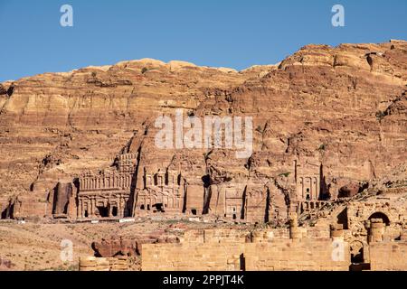 Blick auf Grabmauer, Palast korinthisch und königlich, in Petra, Jordanien Stockfoto