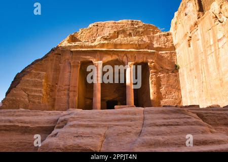 Blick auf die Gartenhalle an der historischen Stätte Petra in Jordanien. Stockfoto