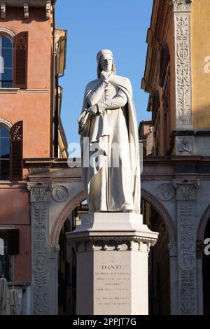 Verona, Italien - Dante Alighieri Statue, berühmte alte Dichterskulptur. Stockfoto