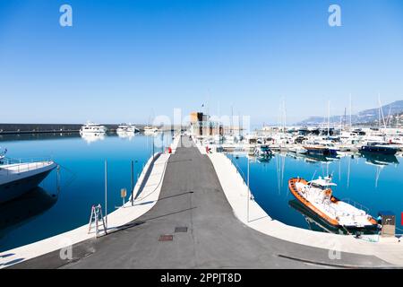 Hafen von Cala del Forte, nagelneues, modernes Yachthafen-Hotel von Monte Carlo Stockfoto