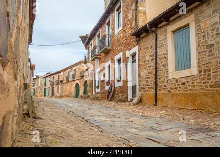 Sehen Sie die Straßen und traditionellen Steinhäuser dieses historischen Dorfes Castrillo de los Polvazares Stockfoto