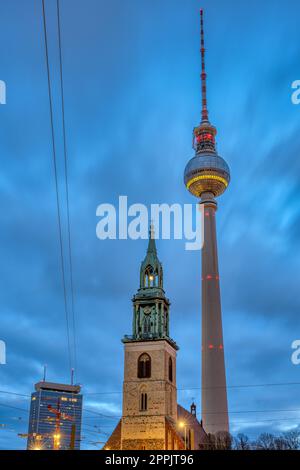 Der berühmte Fernsehturm und der Turm von St. Marienkirche am Alexanderplatz in Berlin bei Tagesanbruch Stockfoto