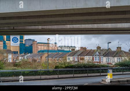 LONDON, ENGLAND, GROSSBRITANNIEN - 1. JANUAR 2014: Blick auf ein Londoner Stadtviertel in der Nähe des London City Airport Stockfoto