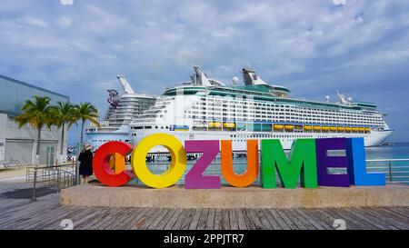 Königliche Kreuzfahrtschiffe aus der Karibik legten im Hafen von Cozumel an, während einer der Kreuzfahrten im Westen der Karibik Stockfoto