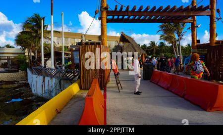 Costa Maya, Mexiko - 24. April 2022 : Einkaufen im Kreuzfahrtterminal oder Hafen der Costa Maya Stockfoto