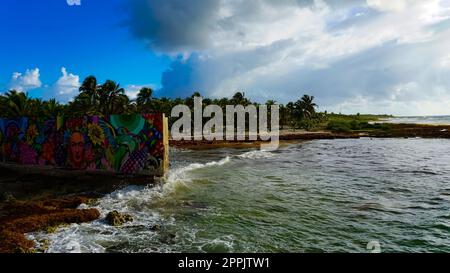 Malerei am Kreuzfahrtanleger oder Hafen von Costa Maya Stockfoto