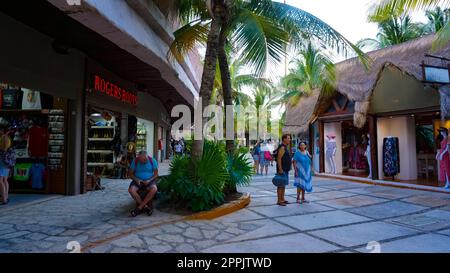 Costa Maya, Mexiko - 24. April 2022 : Einkaufen im Kreuzfahrtterminal oder Hafen der Costa Maya Stockfoto