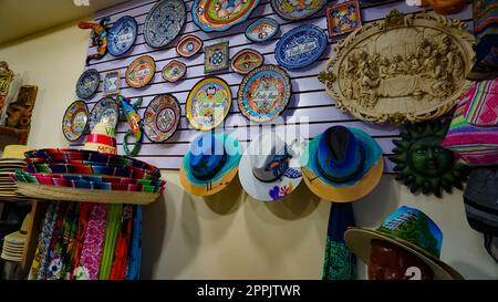 Costa Maya, Mexiko - 24. April 2022 : Einkaufen im Kreuzfahrtterminal oder Hafen der Costa Maya Stockfoto