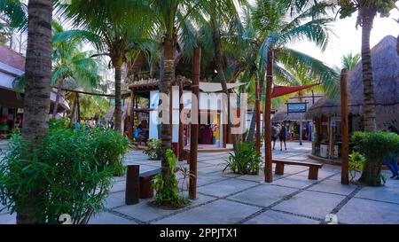 Costa Maya, Mexiko - 24. April 2022 : Einkaufen im Kreuzfahrtterminal oder Hafen der Costa Maya Stockfoto