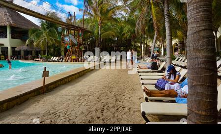 Gäste, die sich im Kreuzfahrtanleger und Resort der Costa Maya ausruhen, sind der perfekte Ort für alle Besucher Stockfoto