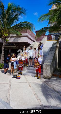 Costa Maya, Mexiko - 24. April 2022 : Einkaufen im Kreuzfahrtterminal oder Hafen der Costa Maya Stockfoto