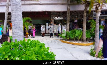 Costa Maya, Mexiko - 24. April 2022 : Einkaufen im Kreuzfahrtterminal oder Hafen der Costa Maya Stockfoto