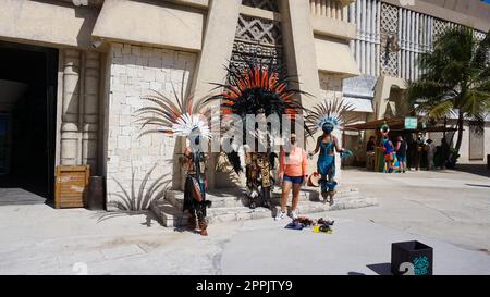 Costa Maya, Mexiko - 24. April 2022 : Einkaufen im Kreuzfahrtterminal oder Hafen der Costa Maya Stockfoto