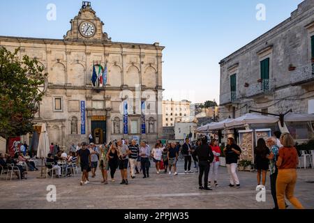 Matera, Italien - 14. September 2019: Touristen bei einem Spaziergang auf der kopfsteingepflasterten Straße in Sassi di Matera, einem historischen Viertel in der Stadt Matera. Basilicata. Italien Stockfoto