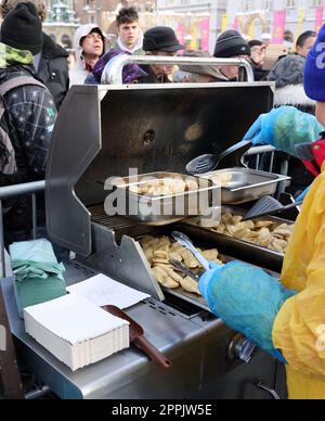 Heiligabend für Arme und Obdachlose auf dem Hauptplatz in Krakau. Stockfoto
