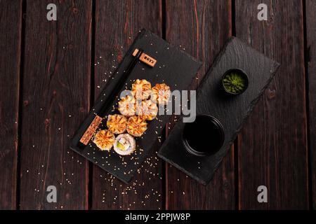 Sushi-Brötchen mit geräuchertem Aal mit Avocado und Blick von oben auf den Käse. Traditionelles, köstliches, frisches Sushi-Brötchen. Sushi-Menü. Japanisches Restaurant. Asiatisches Essen Stockfoto