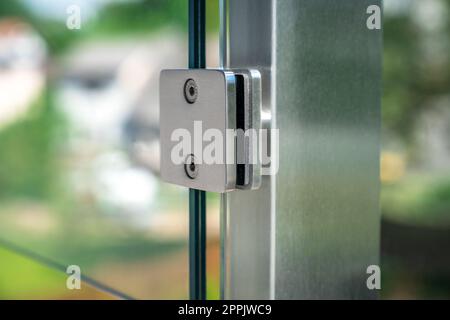 Edelstahlsäule mit Glashalter Stockfoto