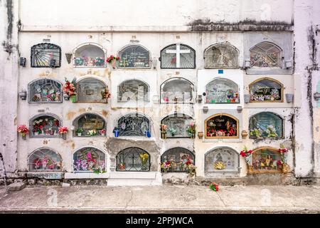 Tulcan, Ecuador - 8. Oktober 2022: Friedhof mit grünen Skulpturen aus Pflanzen Stockfoto