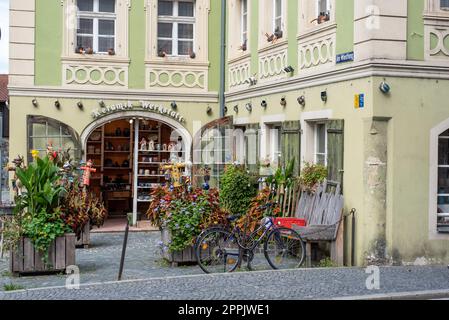 Ein alter Oldtimer-Laden in der Innenstadt von Regensburg, Bayern Stockfoto