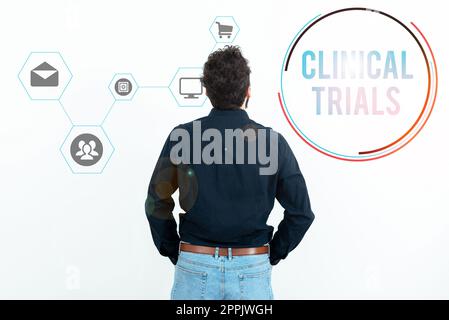 Handgeschriebenes Schild Clinical Trials. Konzeptionelle Fotoforschung zu neuen Behandlungsmethoden für den Menschen Stockfoto
