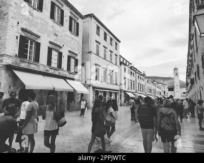 Stradun, Stradone ist die Hauptstraße des historischen Stadtzentrums von Dubrovnik in Kroatien. Architektonische Sehenswürdigkeiten. Ein beliebter Ort für touristische Spaziergänge. Die Leute laufen am 14. August 2022 in Schwarz und Weiß Stockfoto