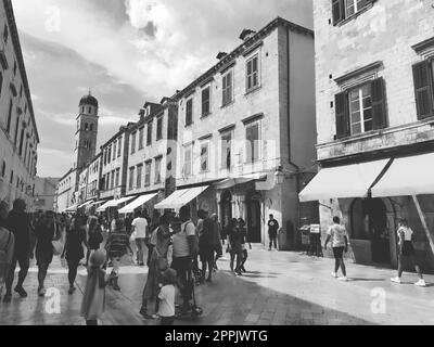 Stradun, Stradone ist die Hauptstraße des historischen Stadtzentrums von Dubrovnik in Kroatien. Architektonische Sehenswürdigkeiten. Ein beliebter Ort für touristische Spaziergänge. Die Leute laufen am 14. August 2022 in Schwarz und Weiß Stockfoto