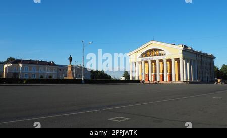 Das Musical Theater der Republik Karelien ist ein Staatstheater in Petrozavodsk. Die Autos fahren am Kirov Square entlang. Menschen laufen, Kinder Rollschuhlaufen auf Asphalt. Denkmal für S. M. Kirov. 3. August 2022 Stockfoto