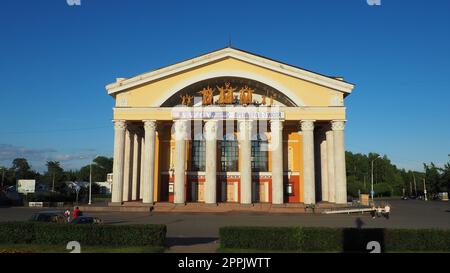 Das Musical Theater der Republik Karelien, ein Staatstheater in Petrozavodsk. Menschen und Kinder laufen. 3. August, 2022 Kirov Square. Fassade mit Säulen. Autofahrt entlang der Pushkinskaja Straße. Stockfoto