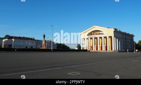 Das Musical Theater der Republik Karelien ist ein Staatstheater in Petrozavodsk. Die Autos fahren am Kirov Square entlang. Menschen gehen. Denkmal für S. M. Kirov. 3. August 2022 Stockfoto