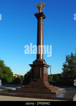 Petrozavodsk, Karelien, 3. August 2022 Monument-Stele Stadt des militärischen Ruhms, Ehrentitel. Granitsäule mit einem bronzefarbenen Adler. Podest auf der Gasse der Schwesterstädte, Kirov Square Stockfoto