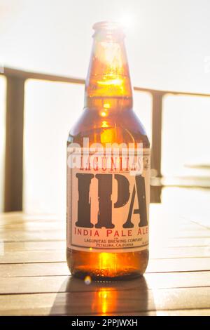 Lagunitas IPA India Pale Ale Bierflasche gegen starkes Sonnenlicht. Holztisch. Stockfoto