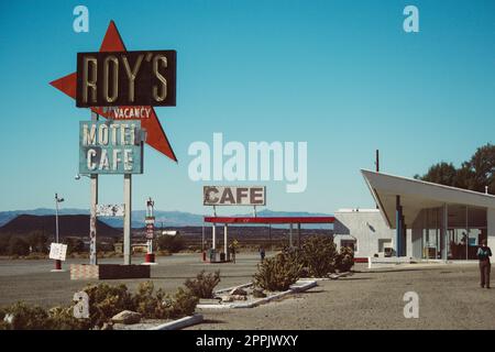 Berühmtes Roy's cafÃ und Tankstelle an der klassischen Route 66 Stockfoto