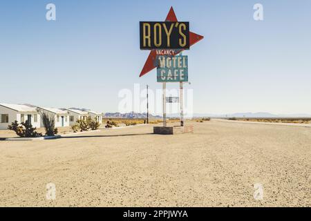 Berühmtes Roy's cafÃ und Tankstelle an der klassischen Route 66 Stockfoto