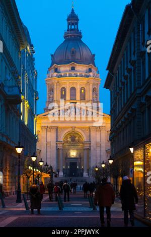 Blick auf die Straße von Zrinyi ut, Szent Istvan Bazilika, große Kirche, in der Ferne Stockfoto