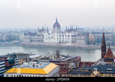 Blick auf das Parlament und die Donau in Budapest Stockfoto