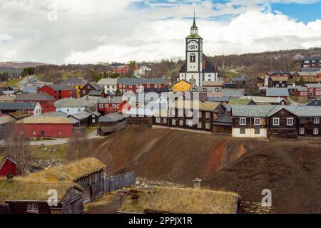 Blick auf das Bergdorf Roros in Norwegen mit kirche im Zentrum Stockfoto