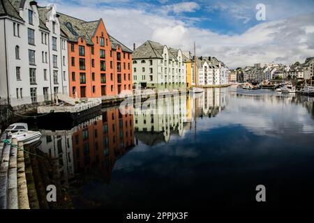 Historische Häuser am Kanal der Stadt Alesund, Norwegen Stockfoto