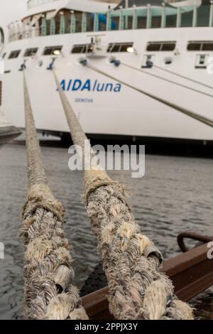 Aida Luna Kreuzfahrtschiff im Hafen festgemacht, Seile ziehen das Schiff zum Kai. Stockfoto