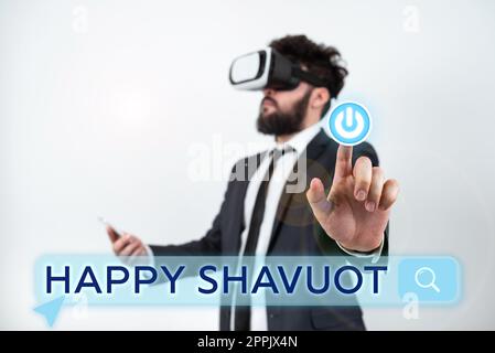 Inspiration mit dem Schild Happy Shavuot. Geschäftskonzept jüdischer Feiertag zum Gedenken an die Enthüllung der zehn Gebote Stockfoto