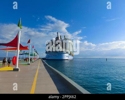 Coco Cay, Bahamas - 29. April 2022: Symphonie der Meere ist das größte Kreuzfahrtschiff Stockfoto