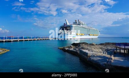 Coco Cay, Bahamas - 29. April 2022: Symphonie der Meere ist das größte Kreuzfahrtschiff Stockfoto